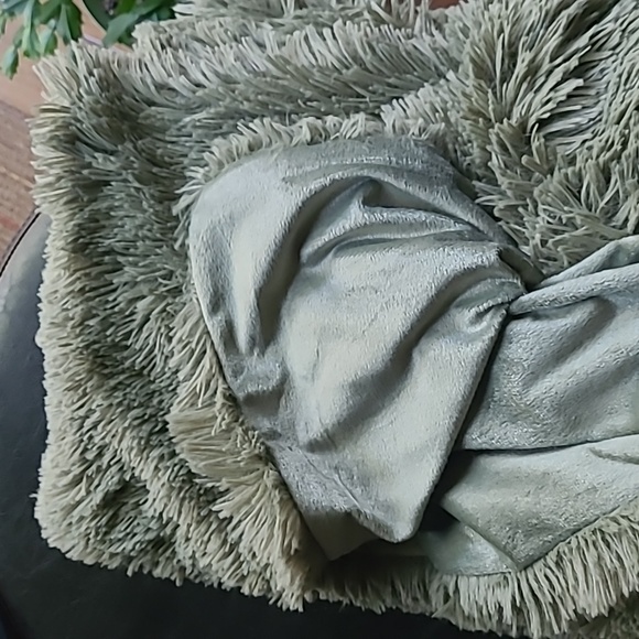 Decorative Throw - Picture 5 of 5